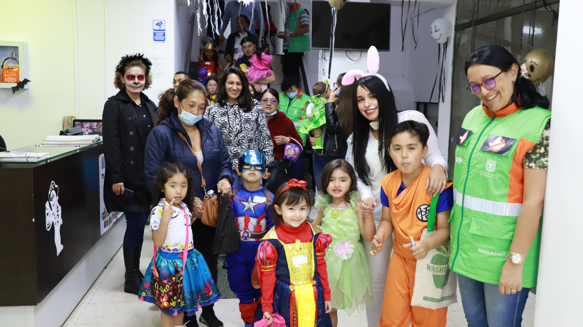 Los niños y niñas ingresando a la sede administrativa de la UAESP.
