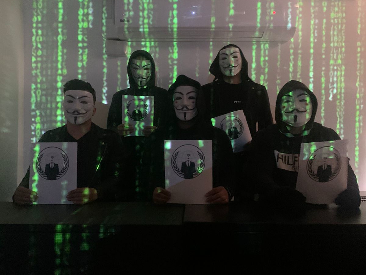 Los ingenieros de la Oficina TIC eligieron a los hackers de “Anonymous”. Posan con la máscara característica de este colectivo.