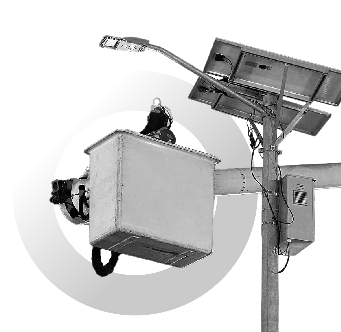 Imagen de uno de los operarios de Enel Colombia realizando la intervención de una luminaria sobre un carro canasta.