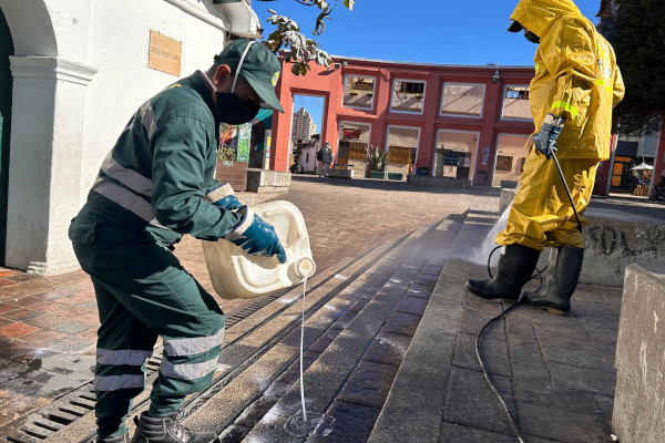Operarios de aseo realizando lavado en el Chorro de Quevedo.