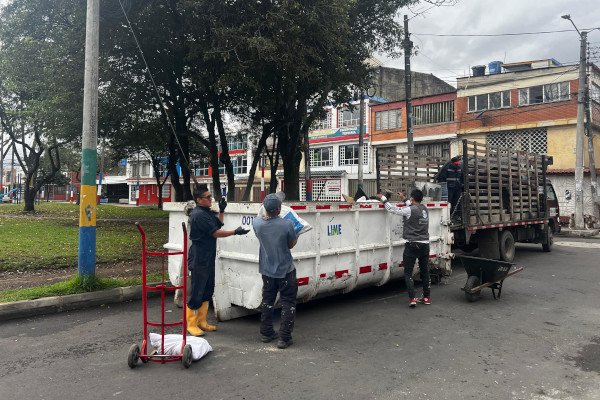 Ciudadanos disponiendo residuos de construcción en Ecopunto móvil.