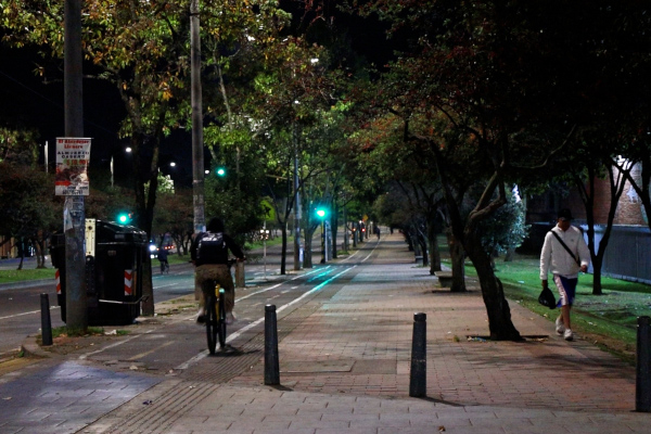 Ciclistas y peatones, transitando la Avenida Ciudad de Cali, a la altura de la calle 154.