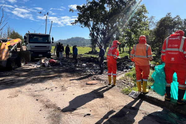 Operarios de arrojo clandestino limpiando el espacio público.