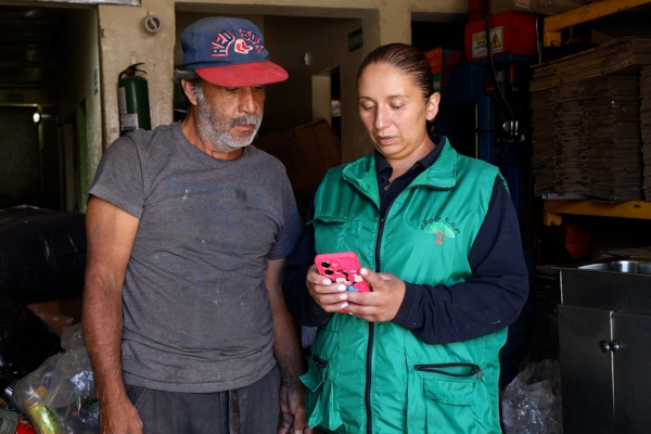 Reciclador de oficio viendo la app que consolida información