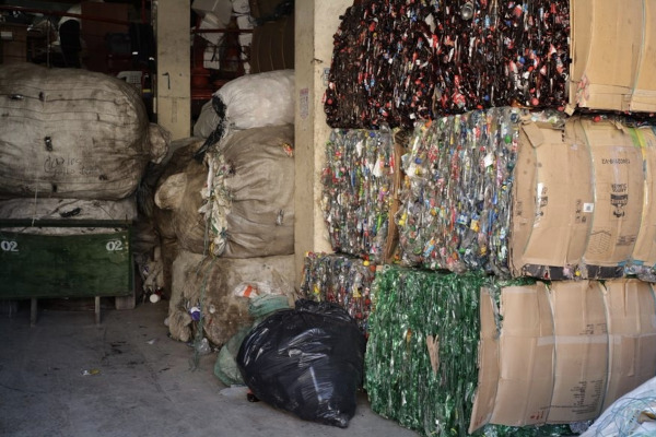 Pacas de plástico en bodega de reciclaje