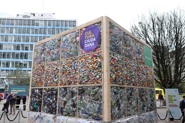 Cubo gigante de residuos, compuesto por vidrio, metal, papel, plástico PET, en el Parque Nacional.  