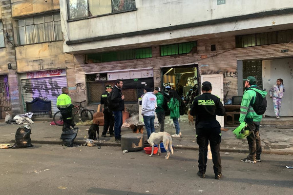 Gestores sociales de la UAESP hablan con recicladores para recordarles la importancia de respetar el espacio público.