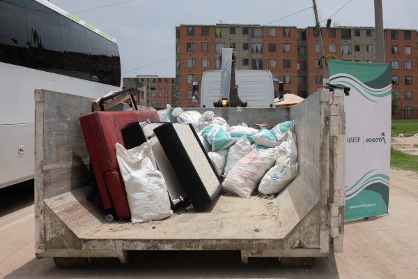 Ecopunto con muebles viejos y escombros.