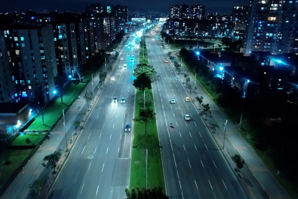 Fotografía aérea de la Avenida Boyacá con Calle 158. En este corredor vial instalamos 4.978 nuevas luminarias led, actualizando así el sistema de alumbrado público de este corredor vial que desde 1998 contaba con bombillas en sodio.