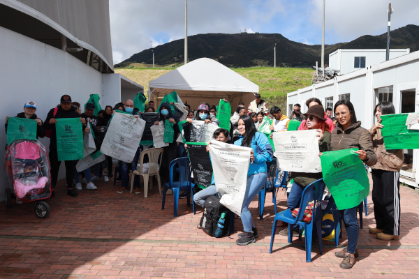 Los estudiantes de la UNAD muestran las tres diferentes bolsas en donde se depositan los residuos.