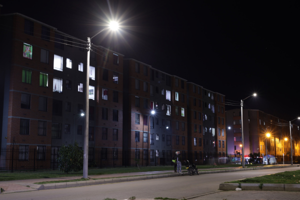 Imagen de tres de las 20 nuevas luminarias tecnología led que fueron instaladas en la Carrera 91 para mejorar la iluminación de calles, andenes y zonas verdes aledañas a los conjuntos residenciales Parques de Bogotá Guayacán, Eucalipto, Campano y Unimalandia.