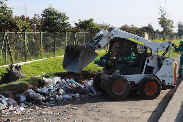 800 toneladas de residuos abandonados se recogen cada día de las calles de Bogotá. 