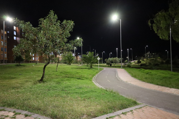 Alumbrado público del Parque Ecológico Cantarrana en el sur de Bogotá. Se observan varias luminarias tipo led ( luz blanca) en el escenario deportivo y recreativo, lo que brinda mejor seguridad y ahorro energético.