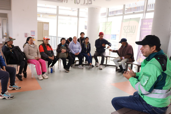 Reunión sobre proyectos de huertas comunitarias, en la Manzana del Cuidado, en Mochuelo Bajo.