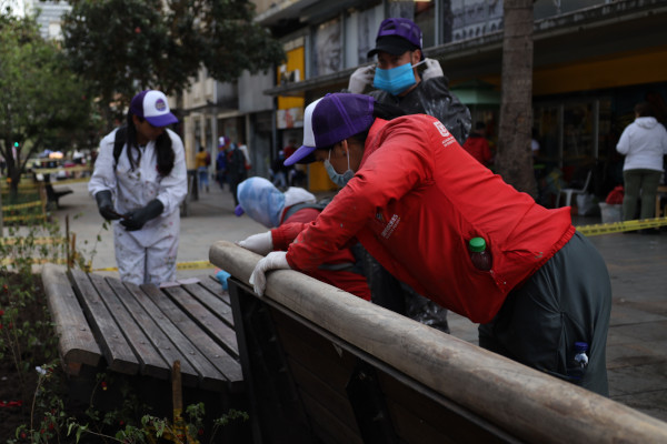 Operarios UAESP arreglando Mobiliario público