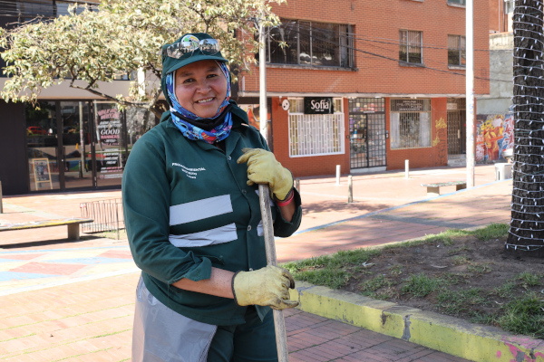 Operario de aseo recorre las calles de la ciudad.