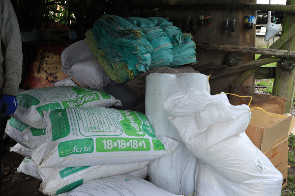 Agricultores reciben insumos para sus cultivos por parte de la UAESP.