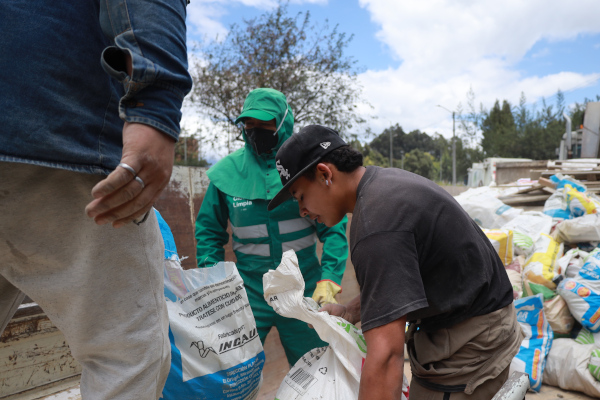 Operarios de recolección ubican escombros dentro de un Ecopunto.