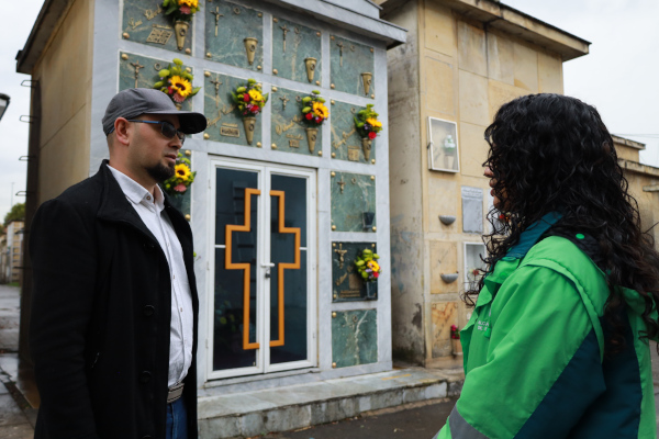 Imagen de una de las sesiones de acompañamiento psicológico en el Cementerio Distrital del Norte. Los usuarios encuentran espacios de diálogo para expresar sus emociones y sentimientos durante el proceso de duelo. 