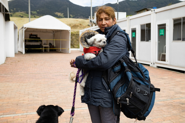 Una mujer posa junto a su perro en la jornada de esterilización en Mochuelo Alto. 