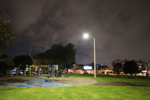 Alumbra do público en parque del barrio Prado, localidad Suba.