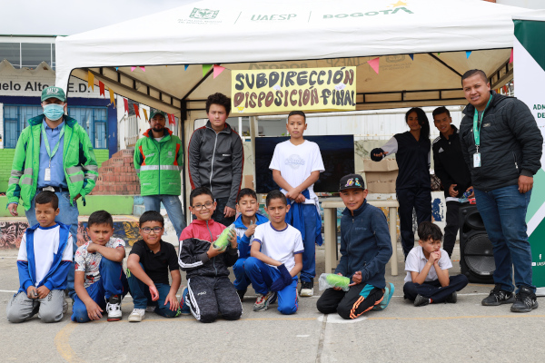 Los estudiantes del colegio rural de Mochuelo Alto aprendieron sobre las tareas que realiza la Subdirección de Disposición Final.