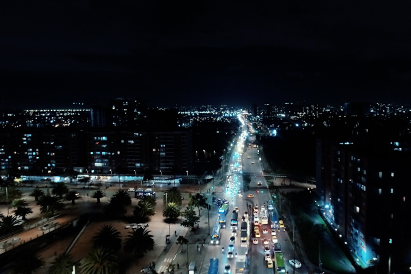  Imagen aérea de la Avenida Cali entre calles sexta y novena, sobre el sector de El Tintal. Este fue uno de los puntos que registraba mayores quejas por iluminación pública con las antiguas luces amarillas, con las nuevas luces blancas se garantiza un servicio de alumbrado optimo y acorde a las necesidades del corredor vial, senderos peatonales y ciclorrutas.