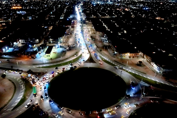 Imagen aérea de la intersección de la Avenida Agoberto Mejía o Carrera 80 con la Avenida Bosa. 4,4 kilómetros de más luz blanca para la ciudad con la intervención del alumbrado público de este corredor del sur occidente de Bogotá.