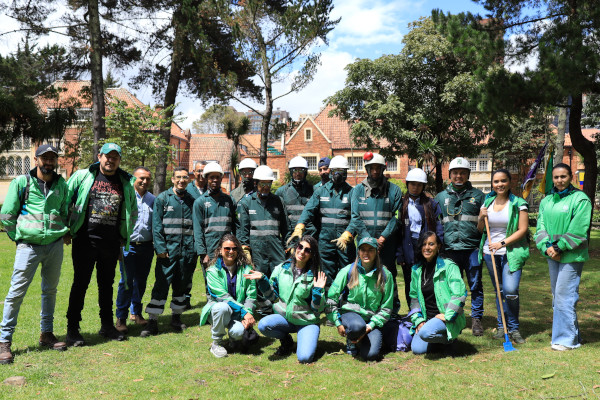 Colaboradores de la UAESP en foto grupal de megaoperativo de limpieza en el Parque Nacional.