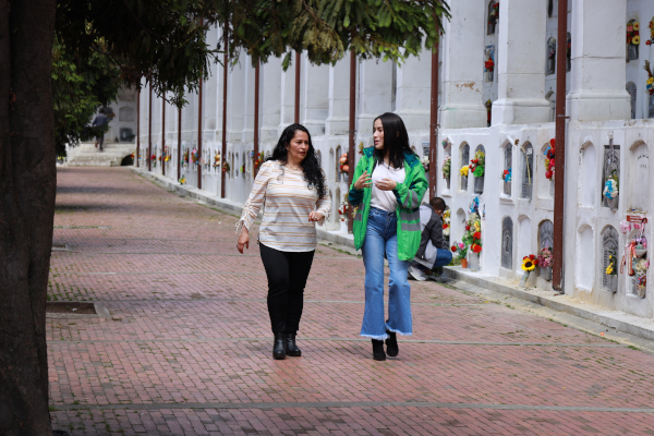 Yuly Alexandra Robayo es una de las usuarias del Cementerios Distrital Central que recibió asesoría y acompañamiento legal. Diana Corredor, abogada de la Subdirección de Servicios Funerarios de la UAESP, acompañó a Yuly Alexandra durante el trámite de exhumación de dos de sus seres queridos. 