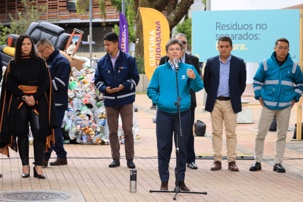 La alcaldesa de Bogotá, Claudia López, en la Zona T, anuncia a la ciudadanía las medidas para mejorar la disposición y recolección de residuos, en el marco de la Campaña de Cultura Ciudadana #QueNoSeVuelvaPaisaje y la conmemoración de los 485 años de Bogotá.