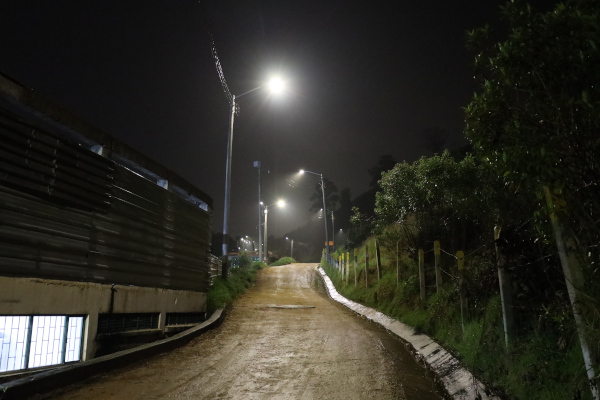 Imagen de la nueva iluminación pública en el barrio Fiscala Alta. Con las nuevas luminarias instaladas en el sector se mejora el entorno de la sede C del Colegio Distrital Fabio Lozano Simonelli que permite la movilidad de los integrantes de la comunidad educativa de manera más segura y tranquila tras las jornada académicas. 