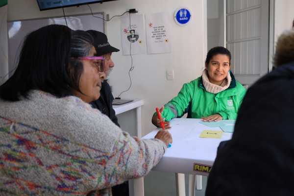 Funcionaria de la UAESP escucha a las personas de la comunidad de Mochuelo Bajo