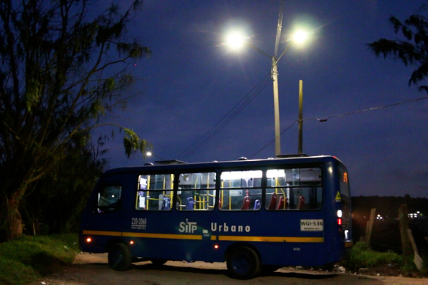 Un bus del SITP hace retorno operativo de la ruta zonal que llega hasta el barrio Suba Orquídeas. Luego de la expansión del alumbrado público TransMilenio definió una nueva ruta de transporte público para esta zona que limita lo rural y urbano de la localidad de Suba