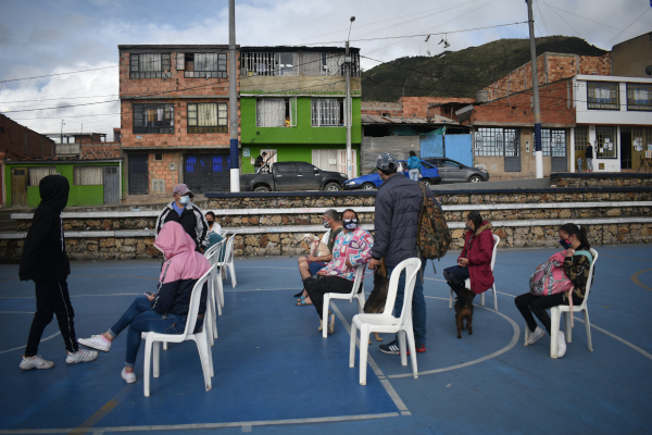 La UAESP y el Instituto de Protección y Bienestar Animal de Bogotá realizaron una jornada de atención veterinaria en Mochuelo Bajo, en la que hubo vacunación antirrábica, valoración médica veterinaria e implantación de microchip de identificación. Ochenta