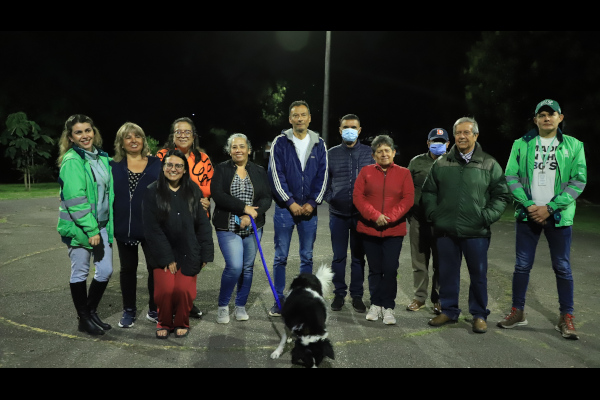 Fotografía con la comunidad del barrio Suba Compartir y gestores de la Subdirección de Alumbrado Público de la UAESP. En esta zona de la localidad de Suba se ejecutaron Acciones de Mejora para mejorar el servicio de alumbrado público.