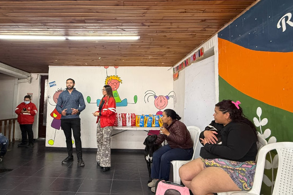entrega de alimento para los animales de compañía de recicladores de oficio