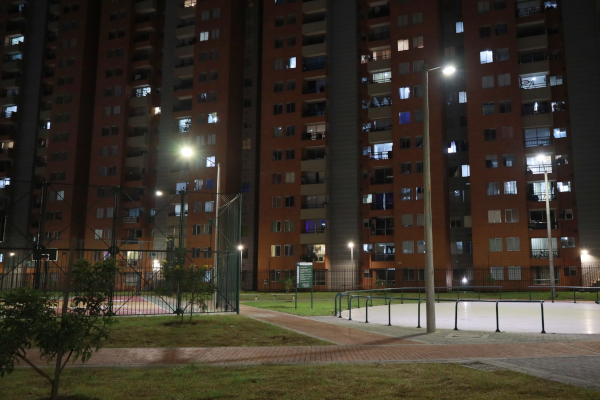 Imagen del Parque Portón de la Sabana, ubicado en el barrio Puerta Grande en la localidad de Fontibón. Este espacio deportivo es una de las zonas de cesión que cuenta con nuevo alumbrado público y que surtió trámite de entrega de la iluminación a la UAESP para su administración y operación.