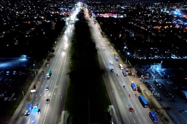 Panorámica aérea de la Autopista Norte con Calle 190. Con la modernización del alumbrado público a tecnología led, garantizamos una mejor iluminación pública para los habitantes de Suba y Usaquén, así como a los pobladores de municipios como Chía, Zipaquirá, Cajicá, Sopo, Tocancipá, Tabio y otros municipios de Cundinamarca que transitan diariamente por este corredor vial de acceso y salida a la capital del país.