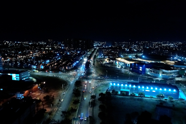 Foto panorámica nocturna de la intersección de la Avenida Ciudad de Cali y la Avenida Gaitán Cortés, en la noche, se ve iluminada con luz led.
