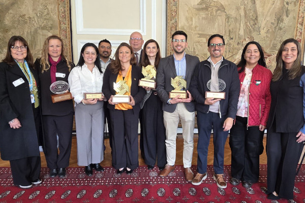 Grupo de personas sosteniendo reconocimiento por parte del Gobierno de Colombia.