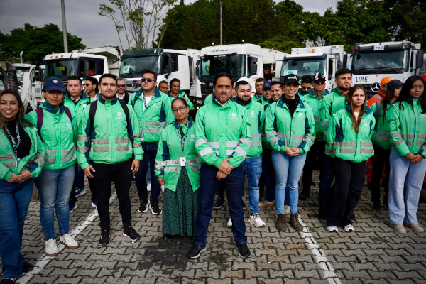 Director UAESP con el equipo de verificación de territorio.