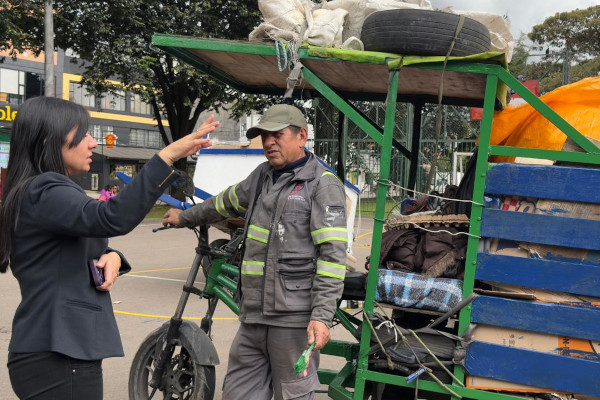 Subdirectora conversando con un carretero 