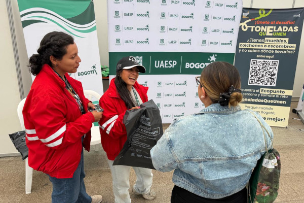 Colaboradoras UAESP sensibilizando sobre separación en la fuente.