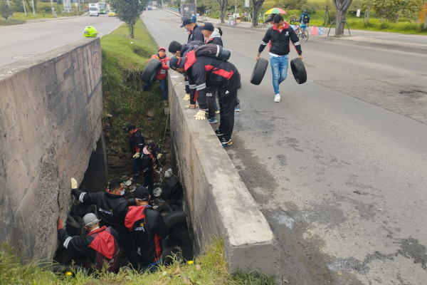Trabajadores de la alcaldía de Ciudad Bolívar y la UAESP retiran llantas de un puente.