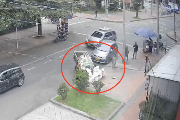 Ciudadano en una carreta abandonando escombros en el espacio público.
