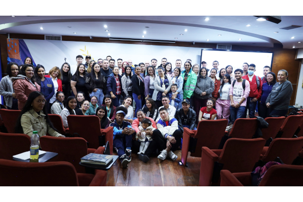 Estudiantes de la UNAD y funcionarios de la UAESP posan para la foto en la reunión de apertura.