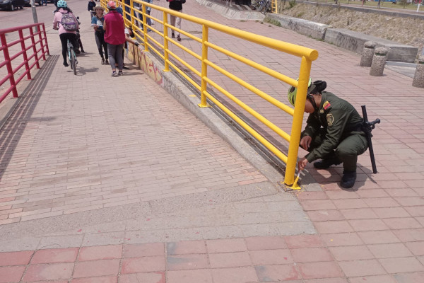 Miembro de la Policia participa en la recuperación del canal Tintal III.