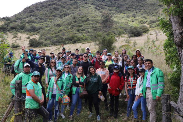 Grupo de colaboradores de la UAESP y ciudadanos durante recorrido por Los Mochuelos, el pasado martes 3 de octubre de 2023.