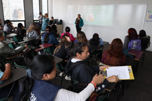 Mujeres recicladoras de oficio de Bogotá recibiendo talleres, durante el encuentro de esta población realizado en la Universidad Central.